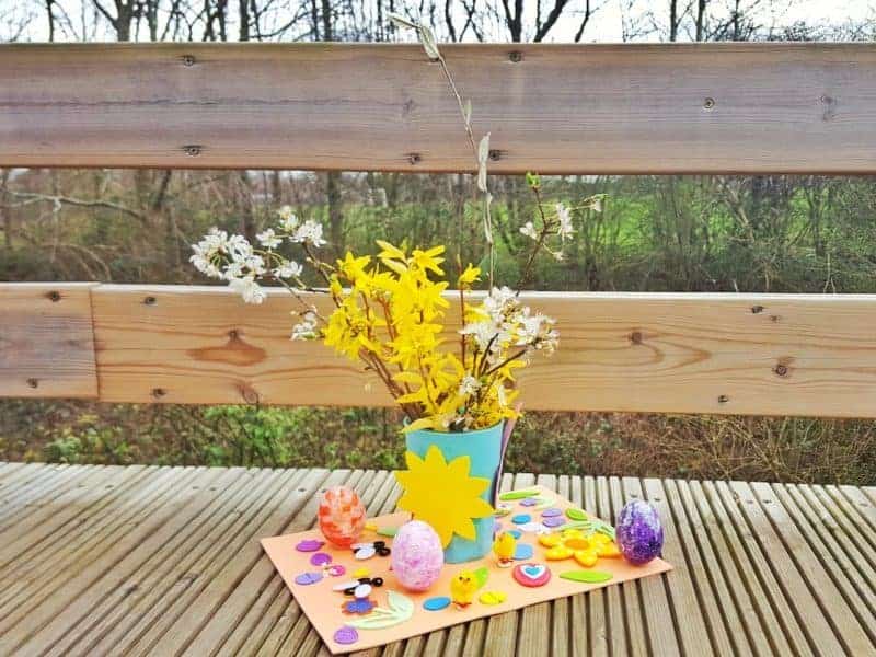 Crafts for children – easy Easter table decoration with vase