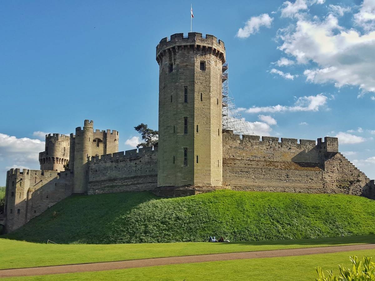 Looking for a fun, educational day out in the West Midlands? We can highly recommend Warwick Castle. Check out the connection between Horrible Histories and Warwick Castle and find out how you can learn all about both the history of England and the Castle's history from the Horrible Histories maze and stage show.