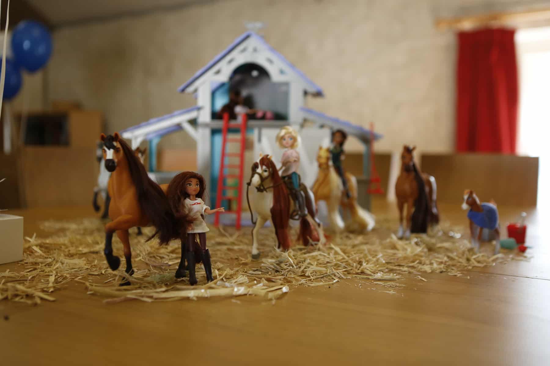 Spirit Riding Free Stable Sleepover stable toy with horses and characters