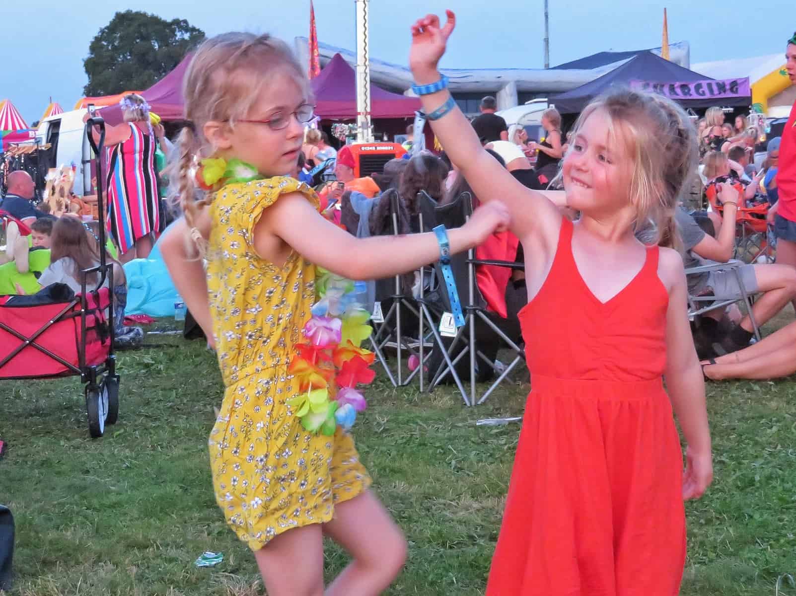 two girls dancing at sunshine festival 2019
