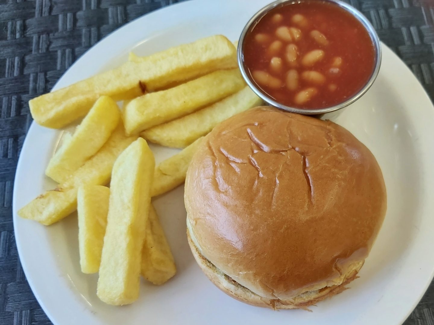 Kids veggie cheeseburger with chips and beans